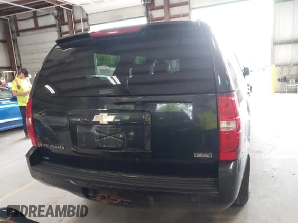 ✅ 2010 Chevrolet Suburban LT • VIN: 1GNUKJE38AR220673 • Lot: 42626250. Listed on IAAI with 239,771 mi. Free auction sales archive from the USA and detailed vehicle history report at DreamBid. Image 17.
