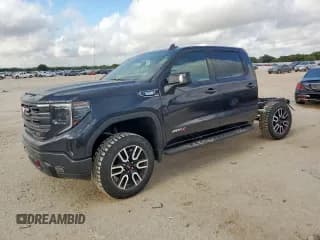 ✅ 2025 GMC Sierra 1500 AT4 • VIN: 3GTUUEE8XSG360053 • Лот: 69135655. Опубликован ранее на Copart с пробегом 1 244 миль. Бесплатный доступ к архиву аукционных продаж из США и подробный отчёт об истории автомобиля на DreamBid. Изображение 1.