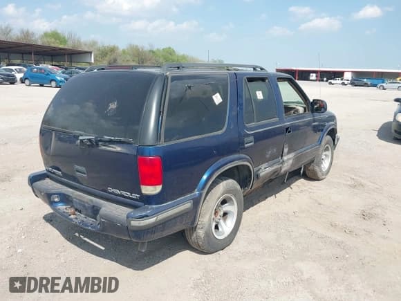 ✅ 1999 Chevrolet Blazer LS • VIN: 1GNCS13W1X2120019 • Lot: 41766379. Wystawiony na IAAI z przebiegiem Nie podano. Bezpłatny archiwum sprzedaży aukcyjnych z USA i szczegółowy raport historii pojazdu na DreamBid. Zdjęcie 4.