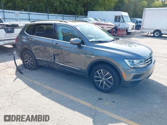 ✅ 2020 Volkswagen Tiguan SE • VIN: 3VV2B7AX4LM044125 • Lot: 43186177. Wystawiony na IAAI z przebiegiem 66 466 mil. Bezpłatny archiwum sprzedaży aukcyjnych z USA i szczegółowy raport historii pojazdu na DreamBid. Zdjęcie 1.