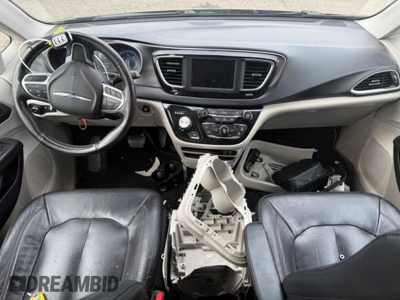 ✅ 2020 Chrysler Pacifica Touring L • VIN: 2C4RC1BG4LR133661 • Lot: 69137955. Listed on Copart with 96,012 mi. Free auction sales archive from the USA and detailed vehicle history report at DreamBid. Image 8.