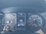 ✅ 2021 Toyota Tacoma SR • VIN: 3TYRX5GN8MT006430 • Lot: 43588076. Wystawiony na IAAI z przebiegiem 80 995 mil. Bezpłatny archiwum sprzedaży aukcyjnych z USA i szczegółowy raport historii pojazdu na DreamBid. Zdjęcie 7.