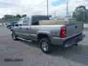 2006 Chevrolet Silverado 2500HD LT3 z VIN 1GCHK23D86F170586, wystawiony jako IAAI lot #43370102 z przebiegiem 154 282 mil mil oraz . Historia ofert i sprzedaży dostępna na DreamBid. Obrazek 3.