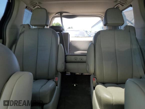 ✅ 2012 Toyota Sienna XLE • VIN: 5TDDK3DC1CS042583 • Лот: 65562945. Опубликован ранее на Copart с пробегом 272 380 миль. Бесплатный доступ к архиву аукционных продаж из США и подробный отчёт об истории автомобиля на DreamBid. Изображение 10.