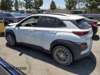 2018 Hyundai Kona SEL z VIN KM8K22AA1JU125973, wystawiony jako Copart lot #62683623 z przebiegiem 83 592 mil mil oraz . Historia ofert i sprzedaży dostępna na DreamBid. Obrazek 2.