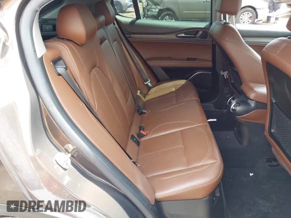 ✅ 2018 Alfa Romeo Stelvio Ti • VIN: ZASFAKBN7J7C08131 • Lot: 42633717. Wystawiony na IAAI z przebiegiem 71 509 mil. Bezpłatny archiwum sprzedaży aukcyjnych z USA i szczegółowy raport historii pojazdu na DreamBid. Zdjęcie 8.