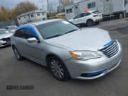 ✅ 2012 Chrysler 200 Touring • VIN: 1C3CCBBB1CN300785 • Lot: 43557217. Wystawiony na IAAI z przebiegiem 152 249 mil. Bezpłatny archiwum sprzedaży aukcyjnych z USA i szczegółowy raport historii pojazdu na DreamBid. Zdjęcie 1.