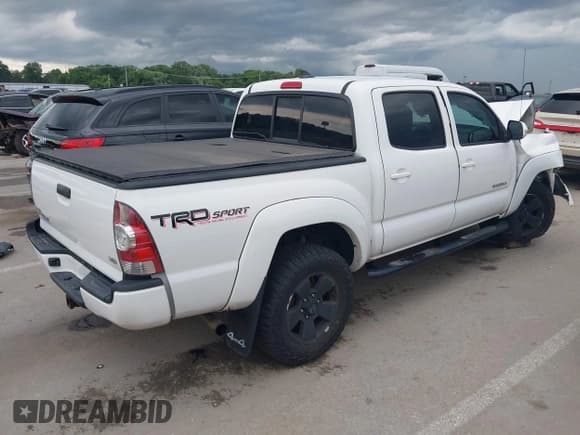 ✅ 2015 Toyota Tacoma • VIN: 3TMLU4EN8FM182145 • Lot: 42596941. Listed on IAAI with 251,772 mi. Free auction sales archive from the USA and detailed vehicle history report at DreamBid. Image 4.
