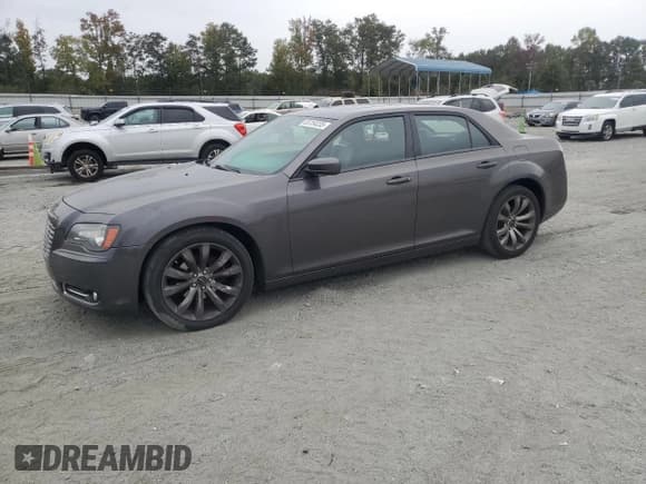 ✅ 2014 Chrysler 300 S • VIN: 2C3CCABG1EH336929 • Lot: 85154235. Wystawiony na Copart z przebiegiem 256 918 mil. Bezpłatny archiwum sprzedaży aukcyjnych z USA i szczegółowy raport historii pojazdu na DreamBid. Zdjęcie 1.