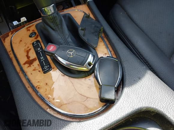 ✅ 2008 Mercedes-Benz E 320 • VIN: WDBUF22X08B324795 • Lot: 41773761. Wystawiony na IAAI z przebiegiem 249 975 mil. Bezpłatny archiwum sprzedaży aukcyjnych z USA i szczegółowy raport historii pojazdu na DreamBid. Zdjęcie 11.