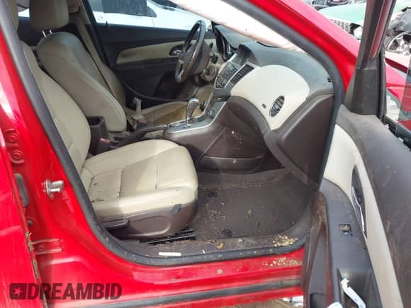 2014 Chevrolet Cruze 2LT z VIN 1G1PE5SB4E7284431, wystawiony jako IAAI lot #43361947 z przebiegiem 175 086 mil mil oraz . Historia ofert i sprzedaży dostępna na DreamBid. Obrazek 5.