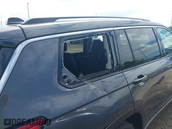 ✅ 2024 Jeep Grand Cherokee Limited • VIN: 1C4RJKBG1R8917134 • Lot: 43069204. Wystawiony na IAAI z przebiegiem 12 065 mil. Bezpłatny archiwum sprzedaży aukcyjnych z USA i szczegółowy raport historii pojazdu na DreamBid. Zdjęcie 18.