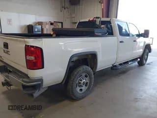 ✅ 2018 GMC Sierra 2500HD • VIN: 1GT12REY1JF227603 • Lot: 43490298. Wystawiony na IAAI z przebiegiem 122 839 mil. Bezpłatny archiwum sprzedaży aukcyjnych z USA i szczegółowy raport historii pojazdu na DreamBid. Zdjęcie 4.