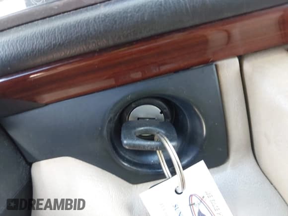 ✅ 1994 Mercedes-Benz E 320 • VIN: WDBEA32E5RC033986 • Lot: 42907685. Wystawiony na IAAI z przebiegiem 233 223 mil. Bezpłatny archiwum sprzedaży aukcyjnych z USA i szczegółowy raport historii pojazdu na DreamBid. Zdjęcie 11.