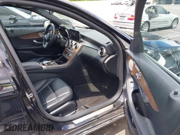 ✅ 2019 Mercedes-Benz C 300 • VIN: 55SWF8EB4KU303738 • Lot: 42215291. Listed on IAAI with 59,632 mi. Free auction sales archive from the USA and detailed vehicle history report at DreamBid. Image 5.