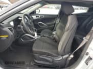 ✅ 2015 Hyundai Veloster • VIN: KMHTC6AD3FU243422 • Lot: 82649744. Wystawiony na Copart z przebiegiem 91 108 mil. Bezpłatny archiwum sprzedaży aukcyjnych z USA i szczegółowy raport historii pojazdu na DreamBid. Zdjęcie 7.