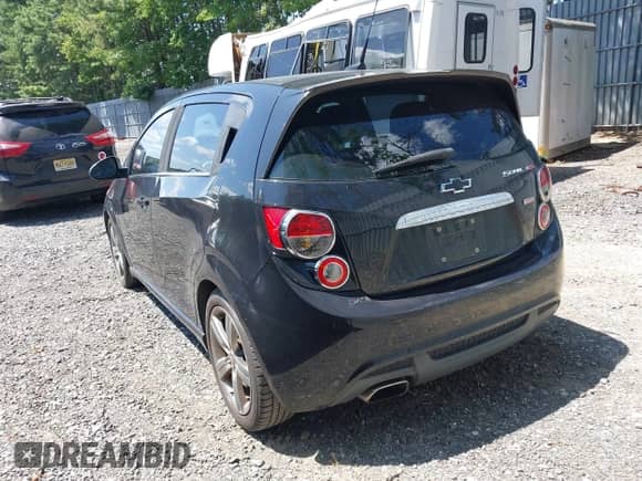 ✅ 2013 Chevrolet Sonic RS • VIN: 1G1JG6SB2D4223228 • Lot: 42941851. Wystawiony na IAAI z przebiegiem 120 433 mil mil. Skorzystaj z bezpłatnego archiwum sprzedaży aukcyjnych z USA i zobacz szczegółowy raport historii pojazdu na DreamBid. Zdjęcie 3.