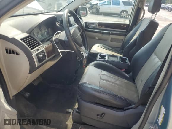 ✅ 2010 Chrysler Town & Country Touring Plus • VIN: 2A4RR8D19AR398096 • Lot: 62332725. Wystawiony na Copart z przebiegiem 289 102 mil. Bezpłatny archiwum sprzedaży aukcyjnych z USA i szczegółowy raport historii pojazdu na DreamBid. Zdjęcie 7.