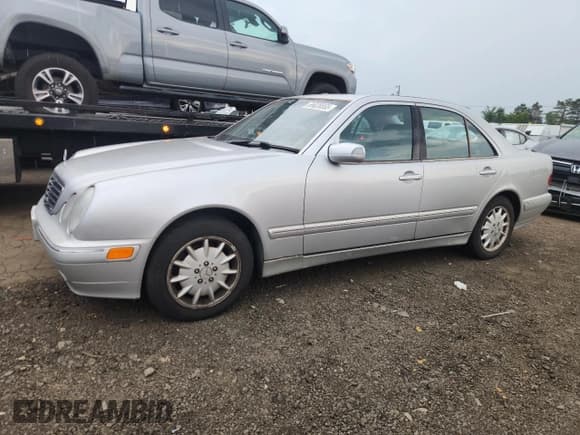 ✅ 2001 Mercedes-Benz E 320/430 4 Matic • VIN: WDBJF82J81X046092 • Lot: 65028555. Wystawiony na Copart z przebiegiem 186 100 mil. Bezpłatny archiwum sprzedaży aukcyjnych z USA i szczegółowy raport historii pojazdu na DreamBid. Zdjęcie 1.