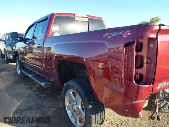 ✅ 2015 Chevrolet Silverado 2500HD High Country • VIN: 1GC1KXE85FF538303 • Lot: 43607471. Wystawiony na IAAI z przebiegiem 216 084 mil. Bezpłatny archiwum sprzedaży aukcyjnych z USA i szczegółowy raport historii pojazdu na DreamBid. Zdjęcie 15.
