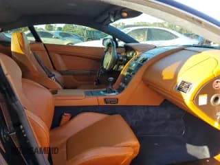 ✅ 2006 Aston Martin Vantage • VIN: SCFBB03B86GC02069 • Lot: 62180302. Wystawiony na Copart z przebiegiem 10 055 mil. Bezpłatny archiwum sprzedaży aukcyjnych z USA i szczegółowy raport historii pojazdu na DreamBid. Zdjęcie 5.