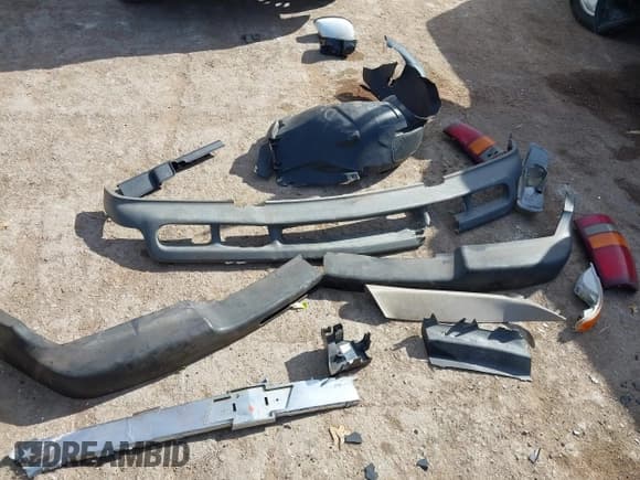 ✅ 2001 Chevrolet Silverado 2500HD LS • VIN: 1GCHC23G21F101862 • Lot: 43640023. Wystawiony na IAAI z przebiegiem 176 048 mil. Bezpłatny archiwum sprzedaży aukcyjnych z USA i szczegółowy raport historii pojazdu na DreamBid. Zdjęcie 12.