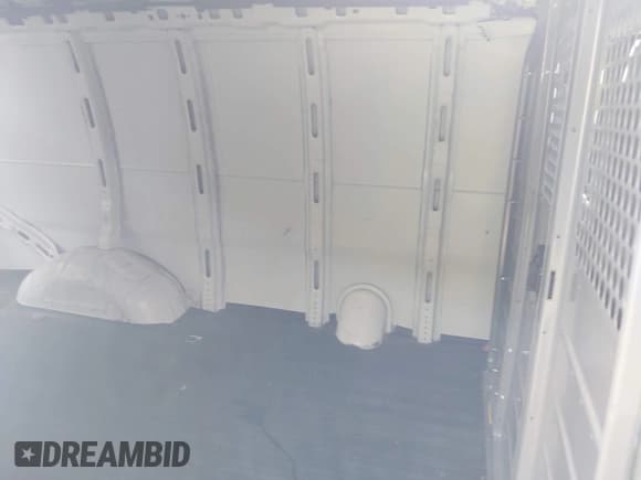 ✅ 2020 Chevrolet Express Cargo • VIN: 1GCWGAFP7L1128105 • Lot: 42186923. Wystawiony na IAAI z przebiegiem 183 036 mil. Bezpłatny archiwum sprzedaży aukcyjnych z USA i szczegółowy raport historii pojazdu na DreamBid. Zdjęcie 8.