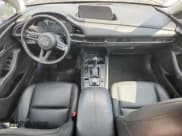 ✅ 2021 Mazda CX-30 Select • VIN: 3MVDMABL9MM243925 • Lot: 82098635. Wystawiony na Copart z przebiegiem Nie podano. Bezpłatny archiwum sprzedaży aukcyjnych z USA i szczegółowy raport historii pojazdu na DreamBid. Zdjęcie 8.