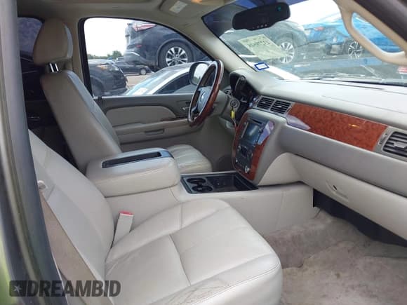 ✅ 2008 Chevrolet Suburban 3LT • VIN: 1GNFC16J88J220734 • Lot: 43279548. Listed on IAAI with 200,040 mi. Free auction sales archive from the USA and detailed vehicle history report at DreamBid. Image 5.