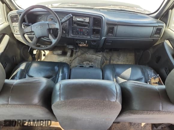 ✅ 2006 Chevrolet Silverado 2500HD Work Truck • VIN: 1GCHC23D06F231118 • Лот: 65697235. Опубликован ранее на Copart с пробегом 142 130 миль. Бесплатный доступ к архиву аукционных продаж из США и подробный отчёт об истории автомобиля на DreamBid. Изображение 8.