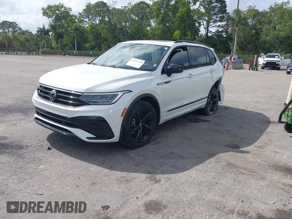 ✅ 2024 Volkswagen Tiguan SE R-Line Black • VIN: 3VVCB7AX6RM093792 • Lot: 42117670. Wystawiony na IAAI z przebiegiem 15 379 mil. Bezpłatny archiwum sprzedaży aukcyjnych z USA i szczegółowy raport historii pojazdu na DreamBid. Zdjęcie 2.