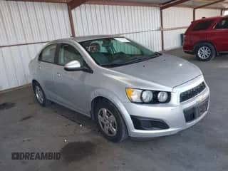2015 Chevrolet Sonic LS z VIN 1G1JA5SGXF4137384, wystawiony jako IAAI lot #42478924 z przebiegiem 110 713 mil mil oraz . Historia ofert i sprzedaży dostępna na DreamBid. Obrazek 1.
