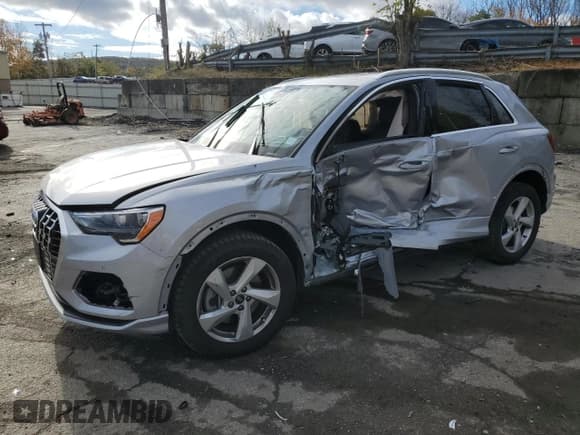 ✅ 2022 Audi Q3 Premium • VIN: WA1AUCF39N1001722 • Лот: 86718215. Опубликован ранее на Copart с пробегом 31 722 миль. Бесплатный доступ к архиву аукционных продаж из США и подробный отчёт об истории автомобиля на DreamBid. Изображение 1.