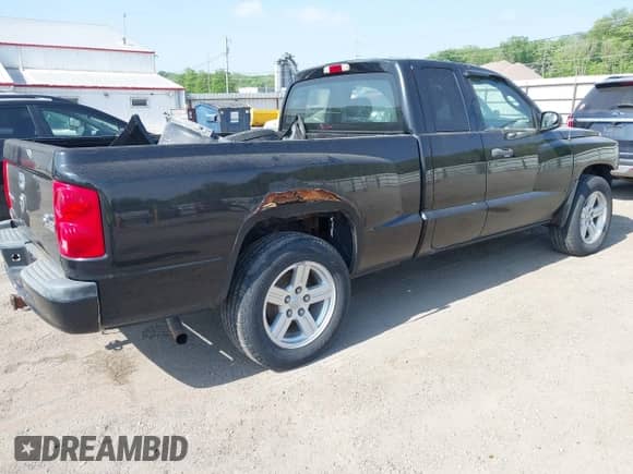 2008 Dodge Dakota z VIN 1D7HW32K88S592237, wystawiony jako IAAI lot #42279584 z przebiegiem 110 610 mil mil oraz . Historia ofert i sprzedaży dostępna na DreamBid. Obrazek 4.