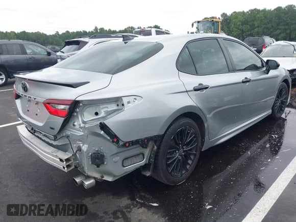 2022 Toyota Camry SE z VIN 4T1T11AK1NU064964, wystawiony jako IAAI lot #42921035 z przebiegiem 107 000 mil mil oraz . Historia ofert i sprzedaży dostępna na DreamBid. Obrazek 4.