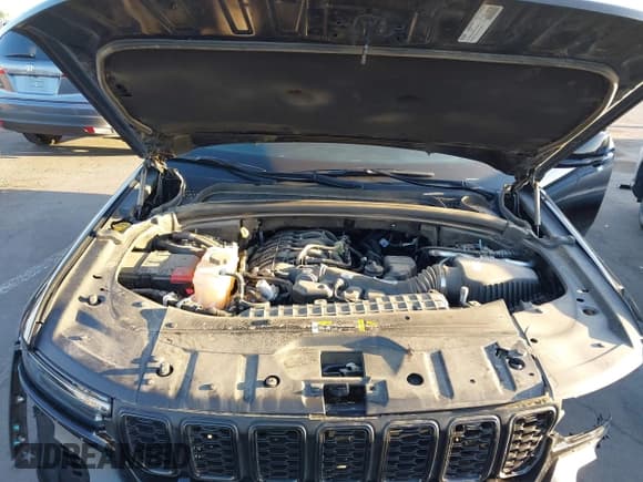 ✅ 2023 Jeep Grand Cherokee Altitude • VIN: 1C4RJGAG6PC662909 • Lot: 42916213. Wystawiony na IAAI z przebiegiem 24 008 mil. Bezpłatny archiwum sprzedaży aukcyjnych z USA i szczegółowy raport historii pojazdu na DreamBid. Zdjęcie 10.