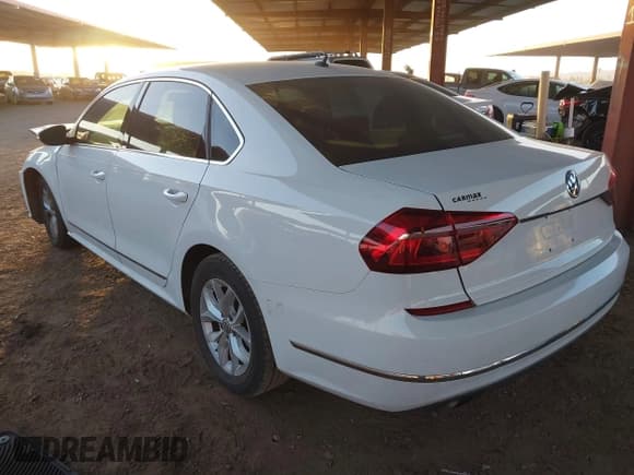 ✅ 2017 Volkswagen Passat S • VIN: 1VWAT7A33HC019579 • Lot: 42889382. Wystawiony na IAAI z przebiegiem 55 544 mil. Bezpłatny archiwum sprzedaży aukcyjnych z USA i szczegółowy raport historii pojazdu na DreamBid. Zdjęcie 3.