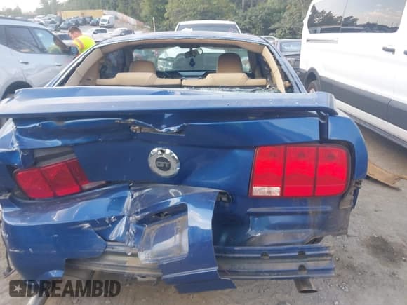 ✅ 2007 Ford Mustang GT Deluxe • VIN: 1ZVHT82H675262904 • Lot: 43120085. Listed on IAAI with 165,412 mi. Free auction sales archive from the USA and detailed vehicle history report at DreamBid. Image 16.