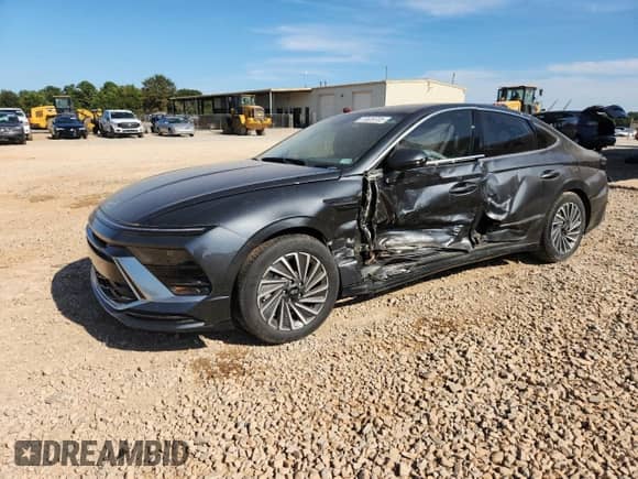 2024 Hyundai Sonata SEL z VIN KMHL34JJ4RA091523, wystawiony jako Copart lot #70529705 z przebiegiem Nie podano mil oraz Szkoda całkowita • Salvage title. Historia ofert i sprzedaży dostępna na DreamBid. Obrazek 1.