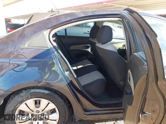 2015 Chevrolet Cruze LS z VIN 1G1PA5SH2F7297888, wystawiony jako IAAI lot #43445505 z przebiegiem 124 301 mil mil oraz . Historia ofert i sprzedaży dostępna na DreamBid. Obrazek 8.