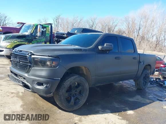 2020 Ram 1500 Big Horn z VIN 1C6SRFFT9LN102575, wystawiony jako IAAI lot #41429697 z przebiegiem 22 mil mil oraz . Historia ofert i sprzedaży dostępna na DreamBid. Obrazek 14.
