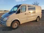 ✅ 2013 Mercedes-Benz Sprinter Cargo • VIN: WD3PE7CC6D5805910 • Lot: 88170325. Wystawiony na Copart z przebiegiem 72 581 mil. Bezpłatny archiwum sprzedaży aukcyjnych z USA i szczegółowy raport historii pojazdu na DreamBid. Zdjęcie 1.