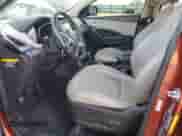 2017 Hyundai Santa Fe 2.0T z VIN 5XYZUDLA7HG490689, wystawiony jako Copart lot #53673385 z przebiegiem 131 435 mil mil oraz Szkoda całkowita • Salvage title. Historia ofert i sprzedaży dostępna na DreamBid. Obrazek 7.