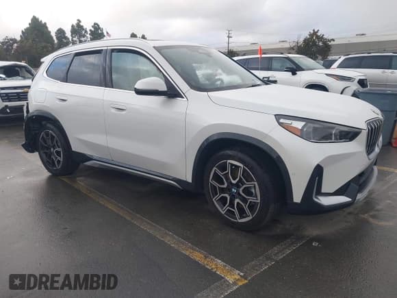 ✅ 2025 BMW X1 xDrive28i • VIN: WBX73EF07S5114712 • Лот: 43734408. Опубликован ранее на IAAI с пробегом 6 738 миль. Бесплатный доступ к архиву аукционных продаж из США и подробный отчёт об истории автомобиля на DreamBid. Изображение 1.