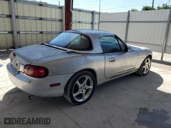 ✅ 2001 Mazda MX-5 Miata • VIN: JM1NB353X10205301 • Lot: 82689295. Wystawiony na Copart z przebiegiem Nie podano. Bezpłatny archiwum sprzedaży aukcyjnych z USA i szczegółowy raport historii pojazdu na DreamBid. Zdjęcie 3.