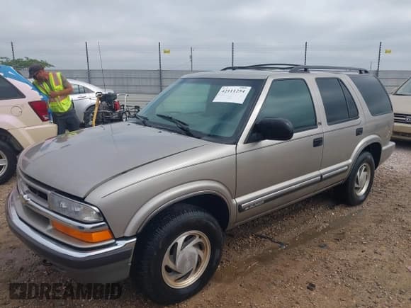 ✅ 2001 Chevrolet Blazer LT • VIN: 1GNDT13W31K189867 • Lot: 42111254. Wystawiony na IAAI z przebiegiem 151 066 mil. Bezpłatny archiwum sprzedaży aukcyjnych z USA i szczegółowy raport historii pojazdu na DreamBid. Zdjęcie 2.