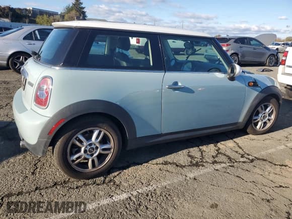 ✅ 2013 MINI Hardtop • VIN: WMWSU3C55DT689959 • Лот: 93443645. Опубликован ранее на Copart с пробегом 86 934 миль. Бесплатный доступ к архиву аукционных продаж из США и подробный отчёт об истории автомобиля на DreamBid. Изображение 3.