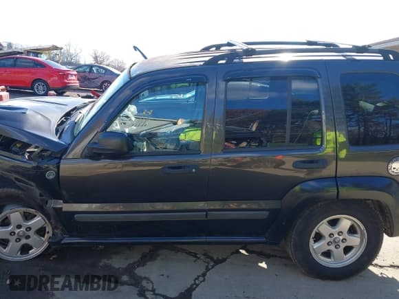 ✅ 2006 Jeep Liberty Sport • VIN: 1J4GL48K96W174751 • Lot: 43688530. Listed on IAAI with 198,761 mi. Free auction sales archive from the USA and detailed vehicle history report at DreamBid. Image 15.