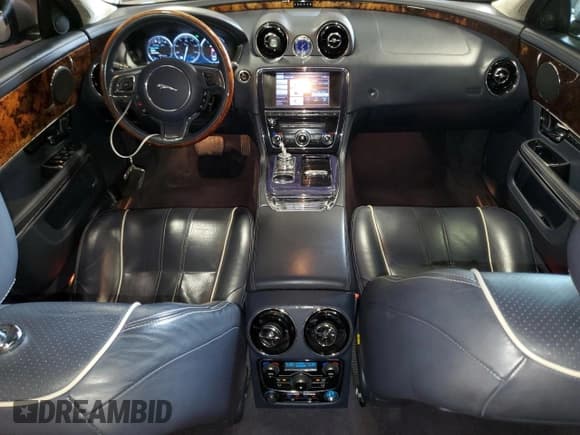 ✅ 2012 Jaguar XJ XJL • VIN: SAJWA2GBXCLV23220 • Lot: 67851025. Wystawiony na Copart z przebiegiem 132 512 mil. Bezpłatny archiwum sprzedaży aukcyjnych z USA i szczegółowy raport historii pojazdu na DreamBid. Zdjęcie 8.