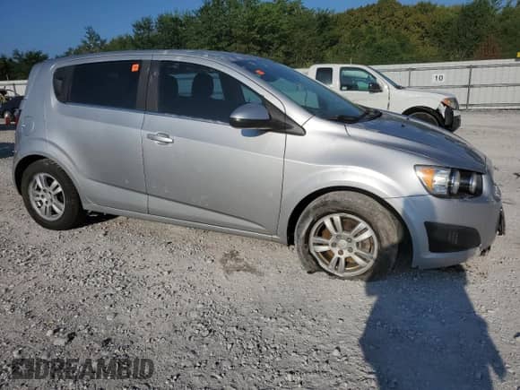 2015 Chevrolet Sonic LT z VIN 1G1JC6SH4F4135588, wystawiony jako Copart lot #67280294 z przebiegiem 108 128 mil mil oraz Szkoda całkowita • Salvage title. Historia ofert i sprzedaży dostępna na DreamBid. Obrazek 4.